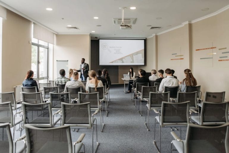 Formation des élus CSE : qui paie et comment anticiper les coûts ?