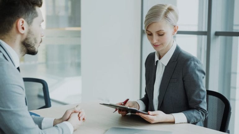 Recruter avec l'IA : outils, limites et biais